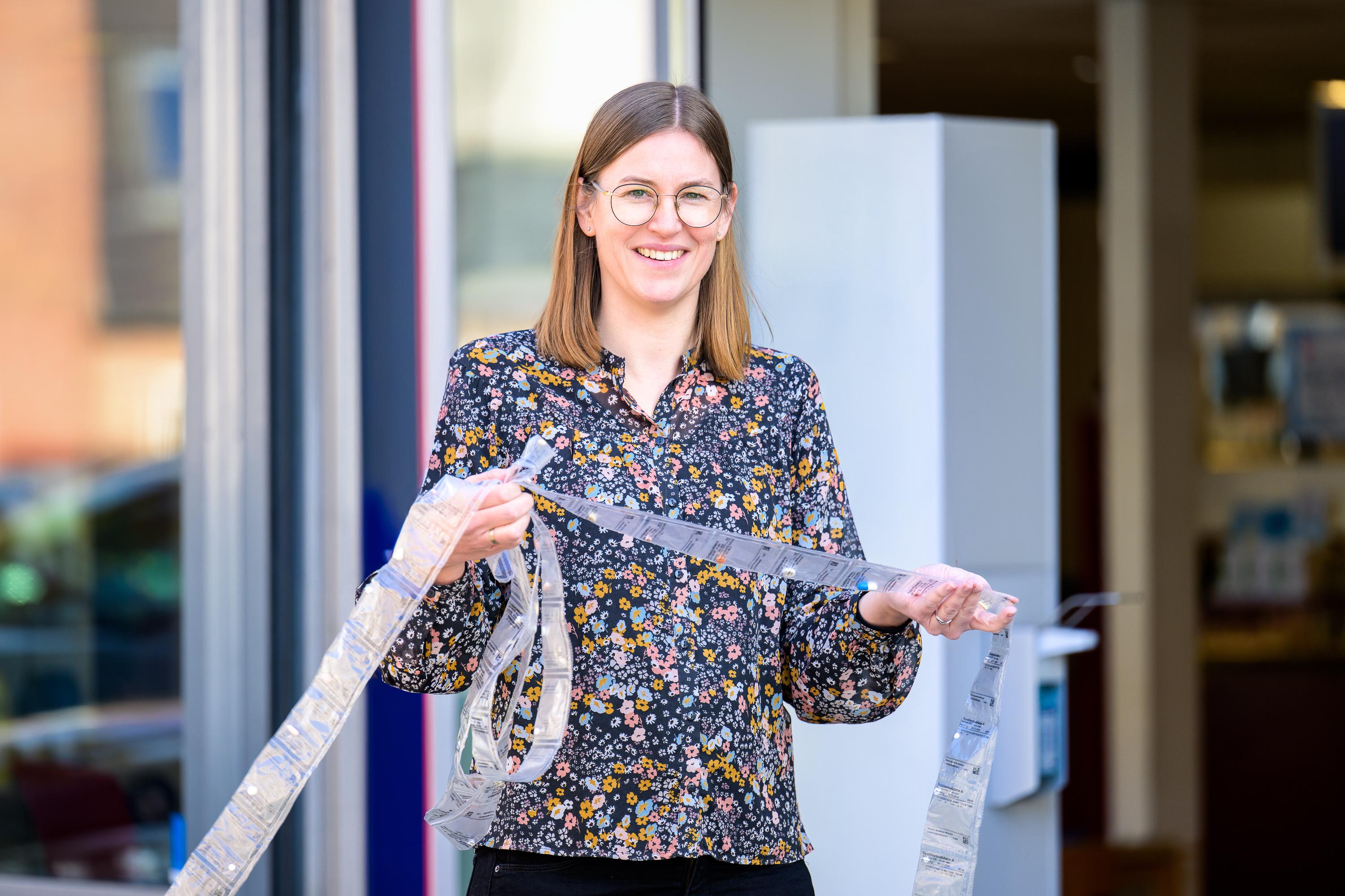 Apotheker Natasja Hilgeman van Service Apotheek Woerden houdt Dé Medicatierol bij de ingang van de Apotheek.