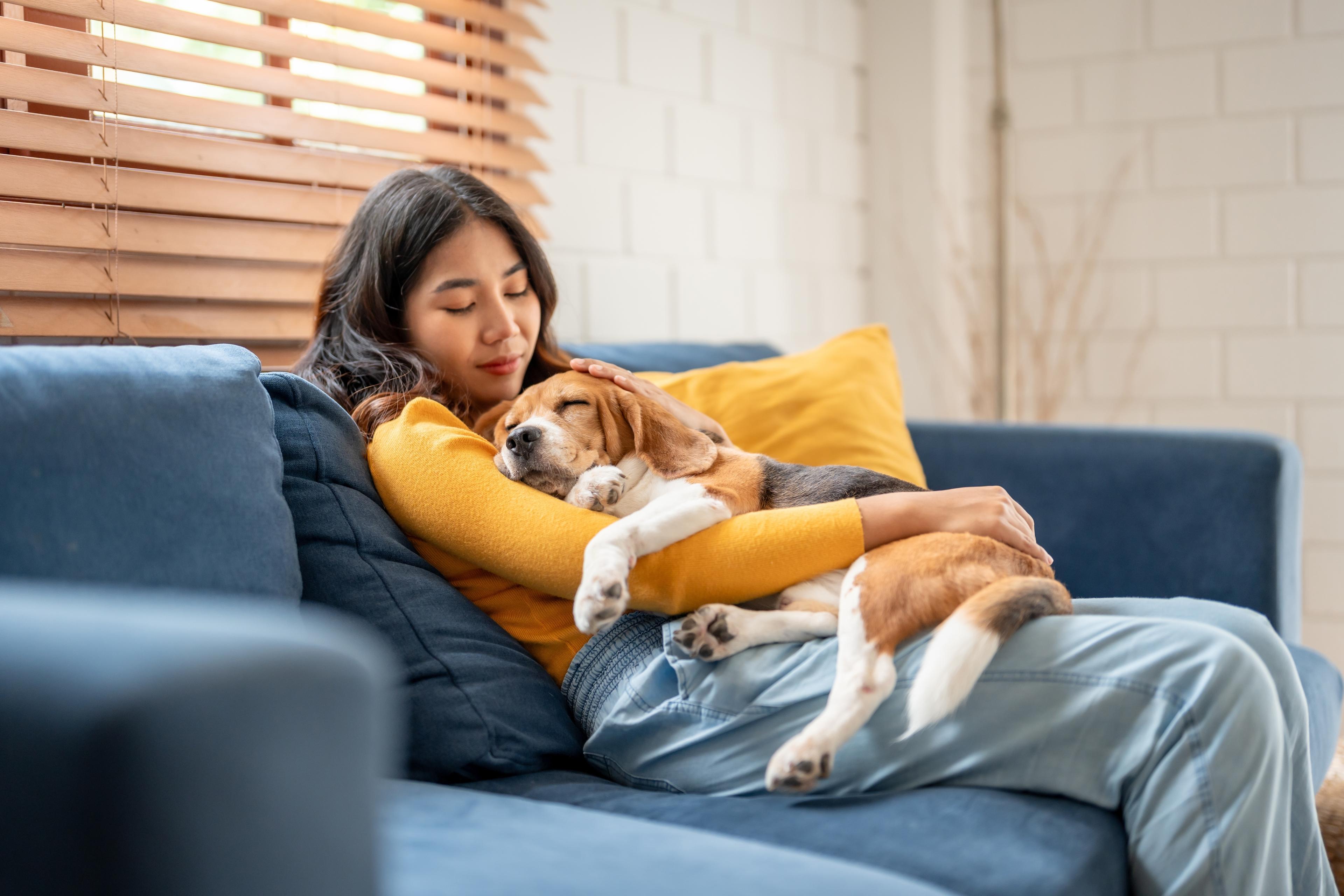 Vrouw_met_hond_Bank_slapen